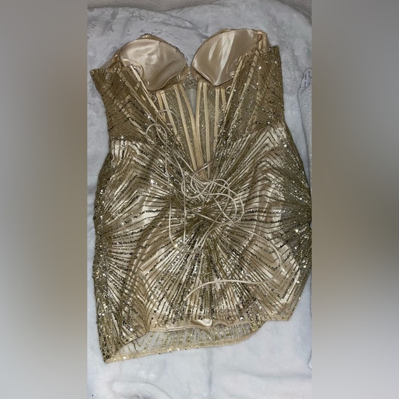 Elegant Gold Sequin Dress - Picture 4 of 6